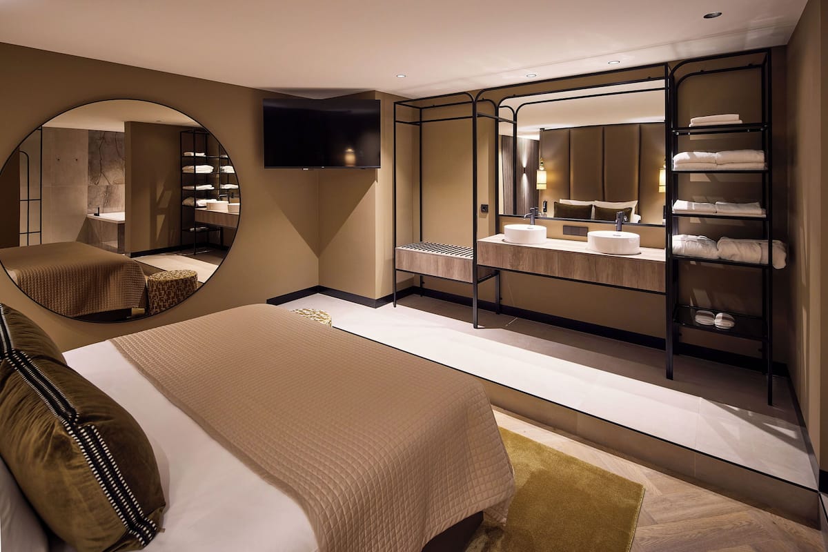 Family Suite, Multiple Beds | 1 bedroom, desk, laptop workspace, free WiFi