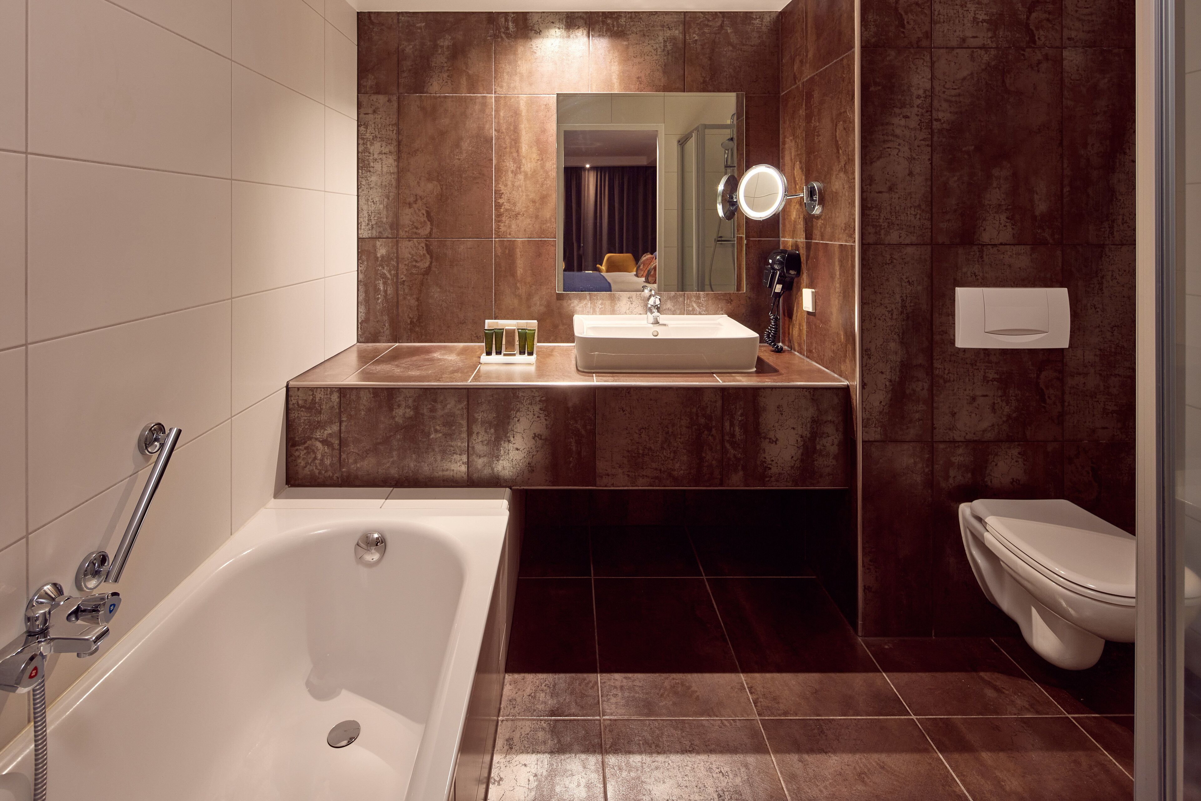 Un bagno moderno con una vasca, un lavandino e un water.
