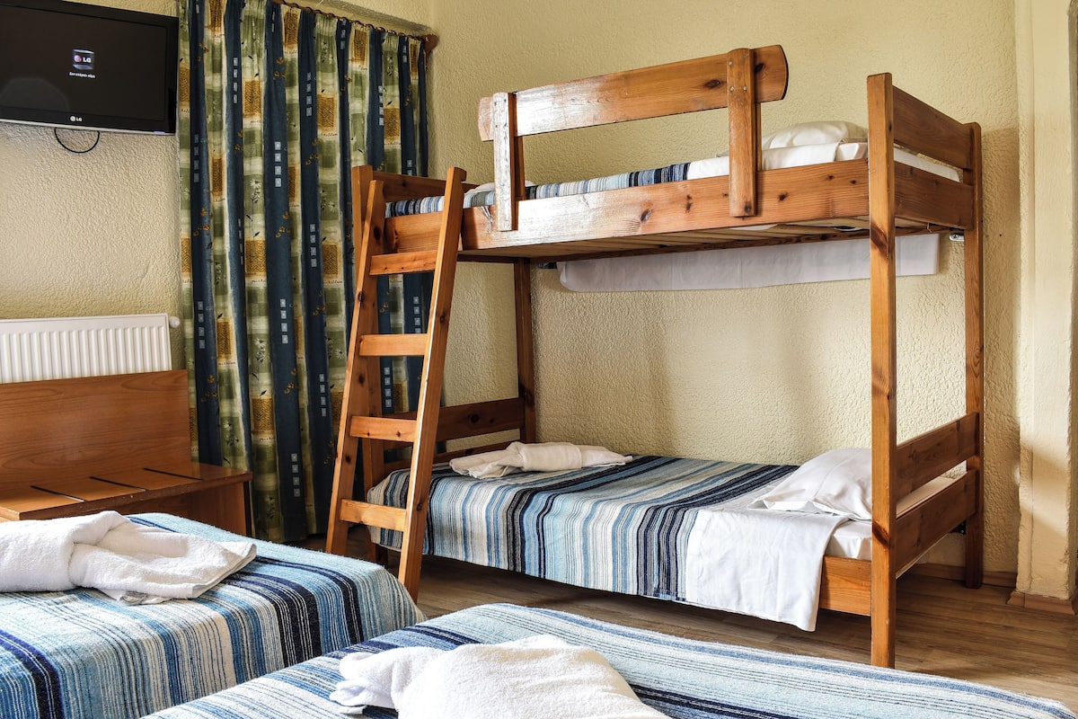 Driepersoonskamer | Een kluis op de kamer, beddengoed