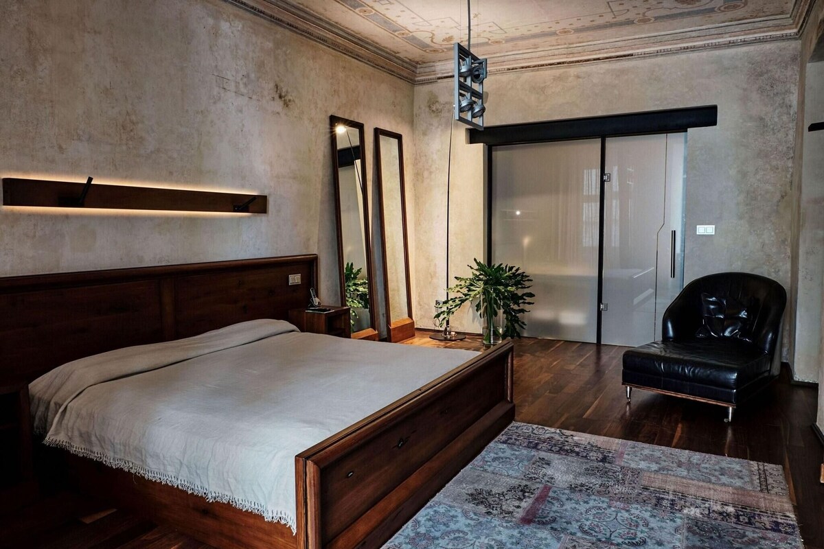 Peralatan tempat tidur hipoalergenik, bar mini, peti besi dalam bilik 