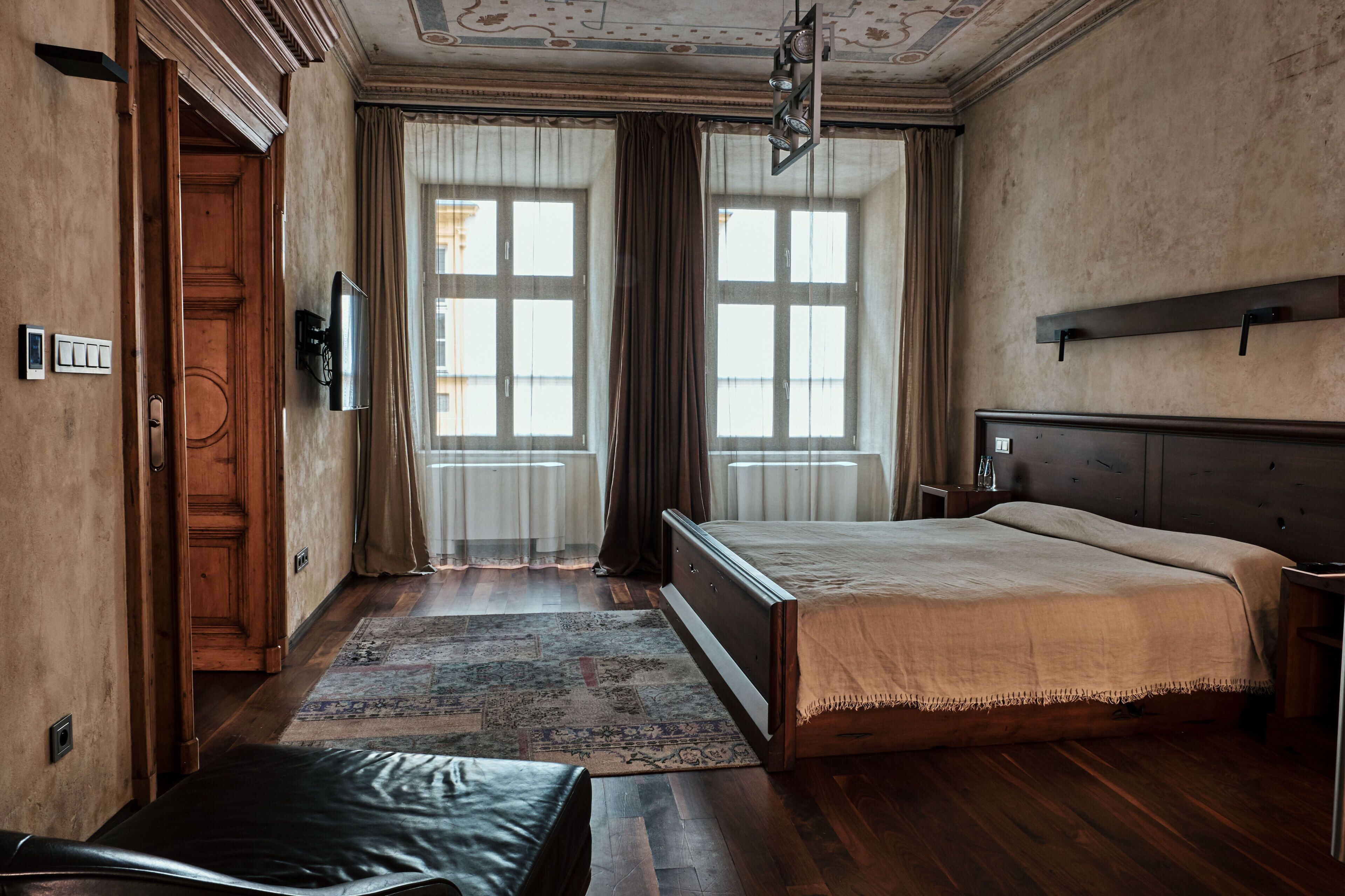 luxury suite | hypo-allergenic bedding, minibar, in-room safe, individually decorated