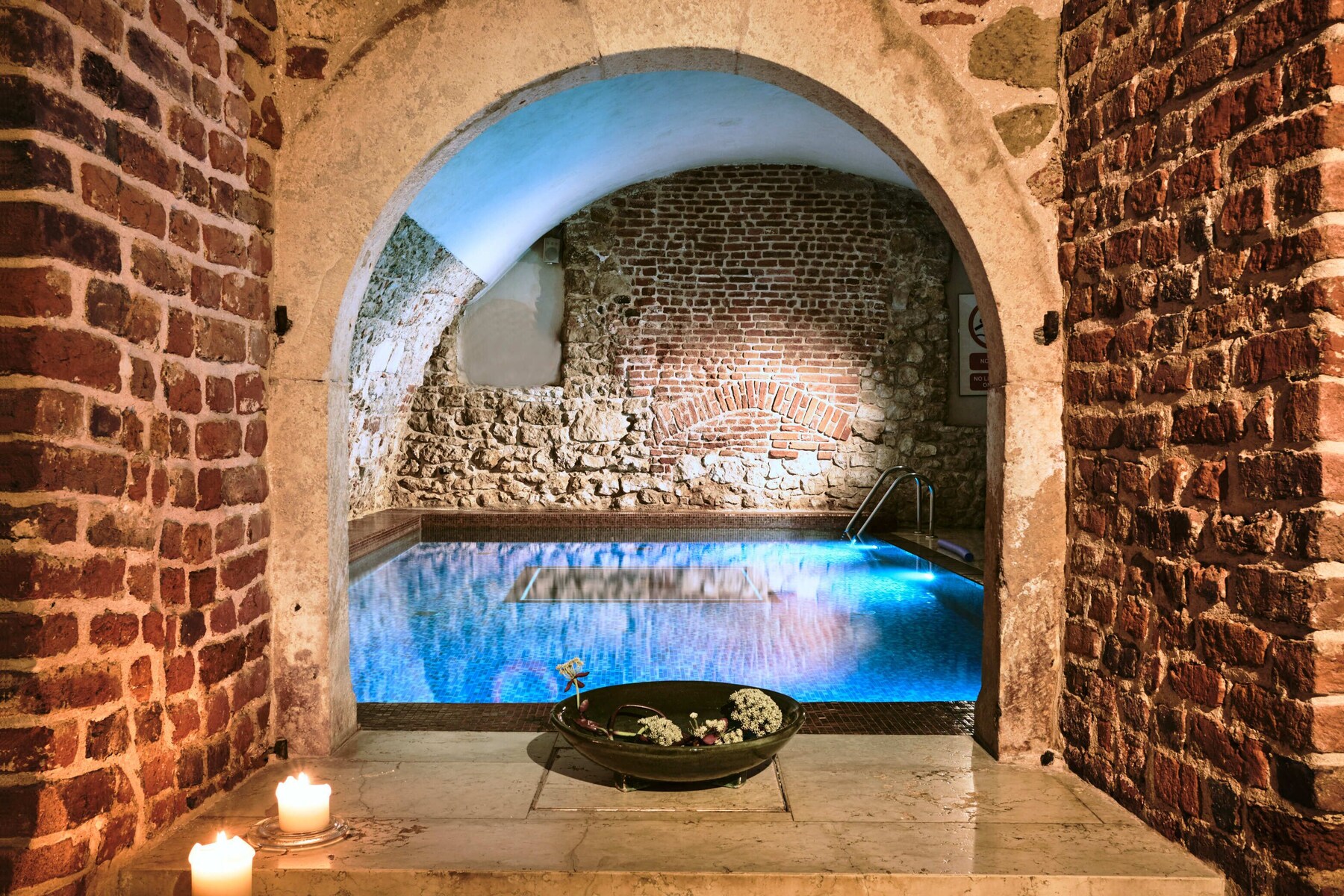 2 indoor pools