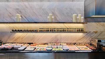 Desayuno buffet diario (PLN 140 por persona)