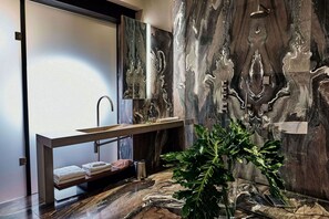 Luxury Suite | Bathroom | Designer toiletries, hair dryer, bathrobes, slippers - Hotel Stary (Kraków)