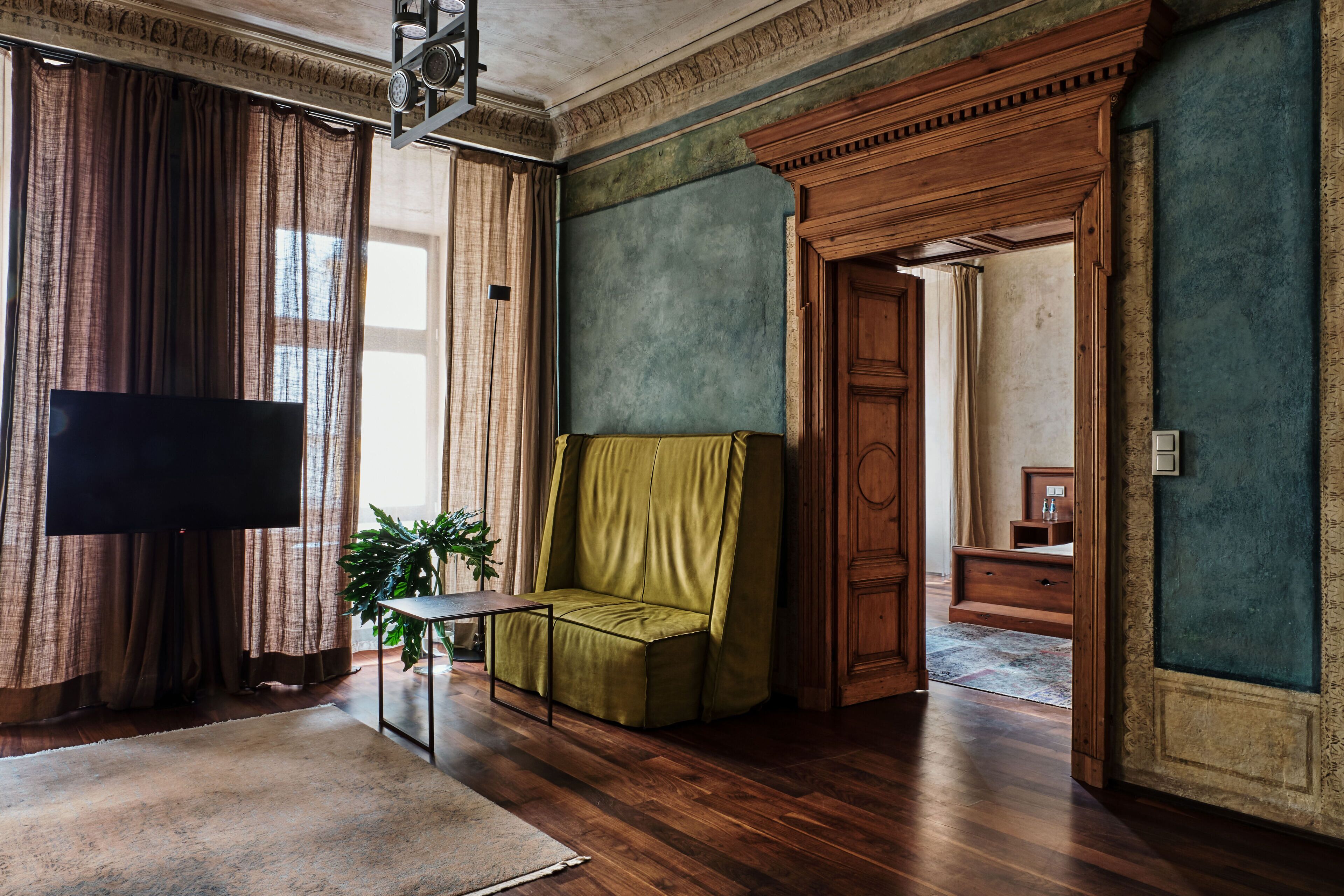 luxury suite | living area | led tv