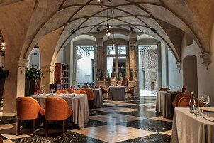 2 restaurants, breakfast, lunch, dinner served; international cuisine