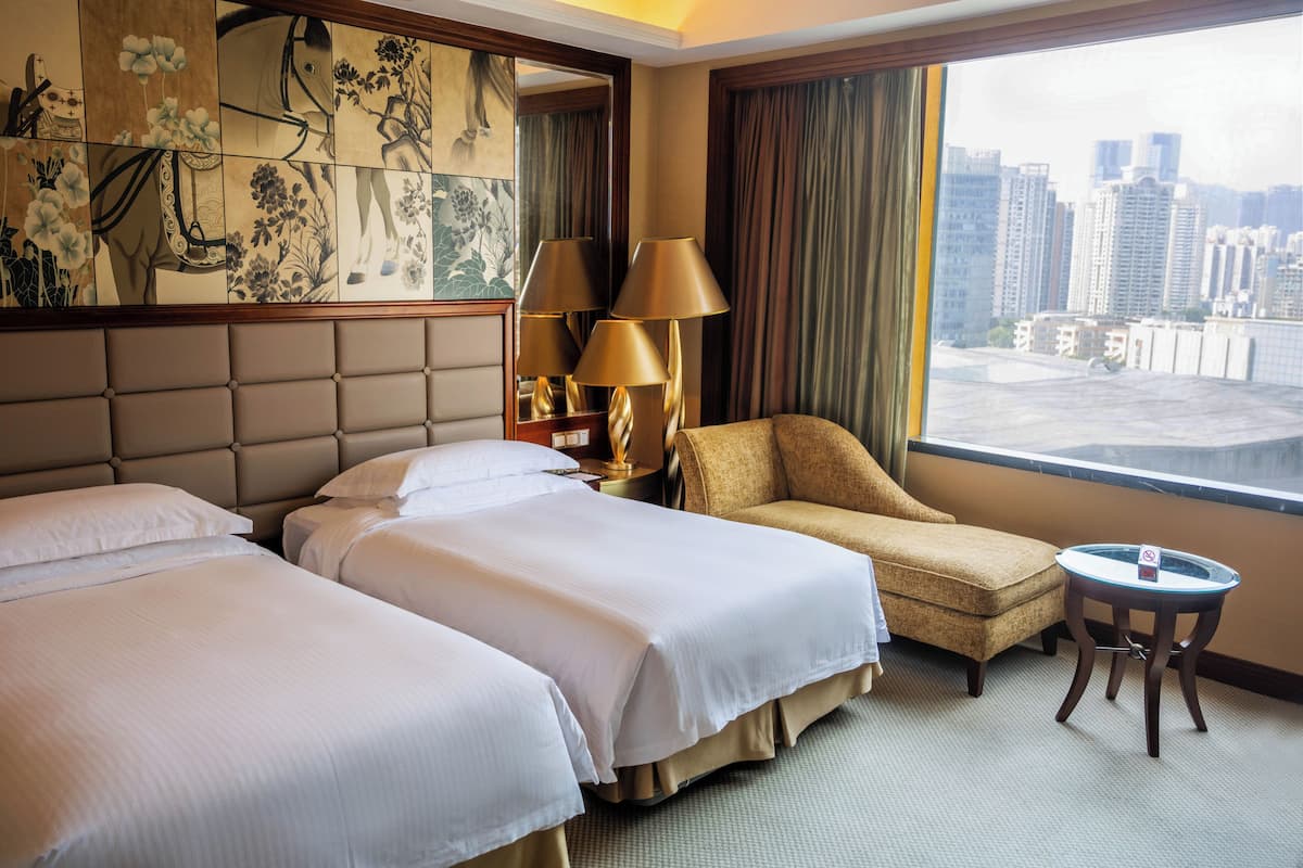 Premium bedding, down comforters, minibar, in-room safe