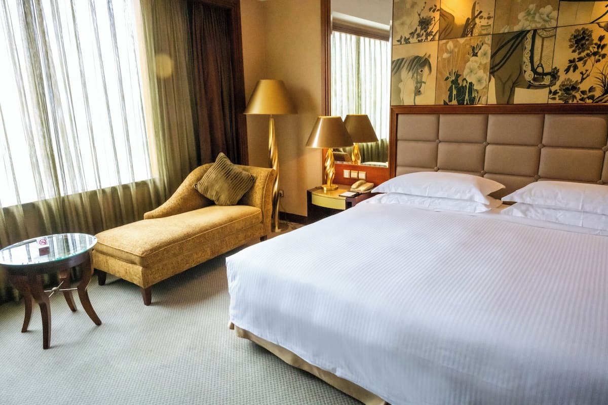 Premium bedding, down comforters, minibar, in-room safe