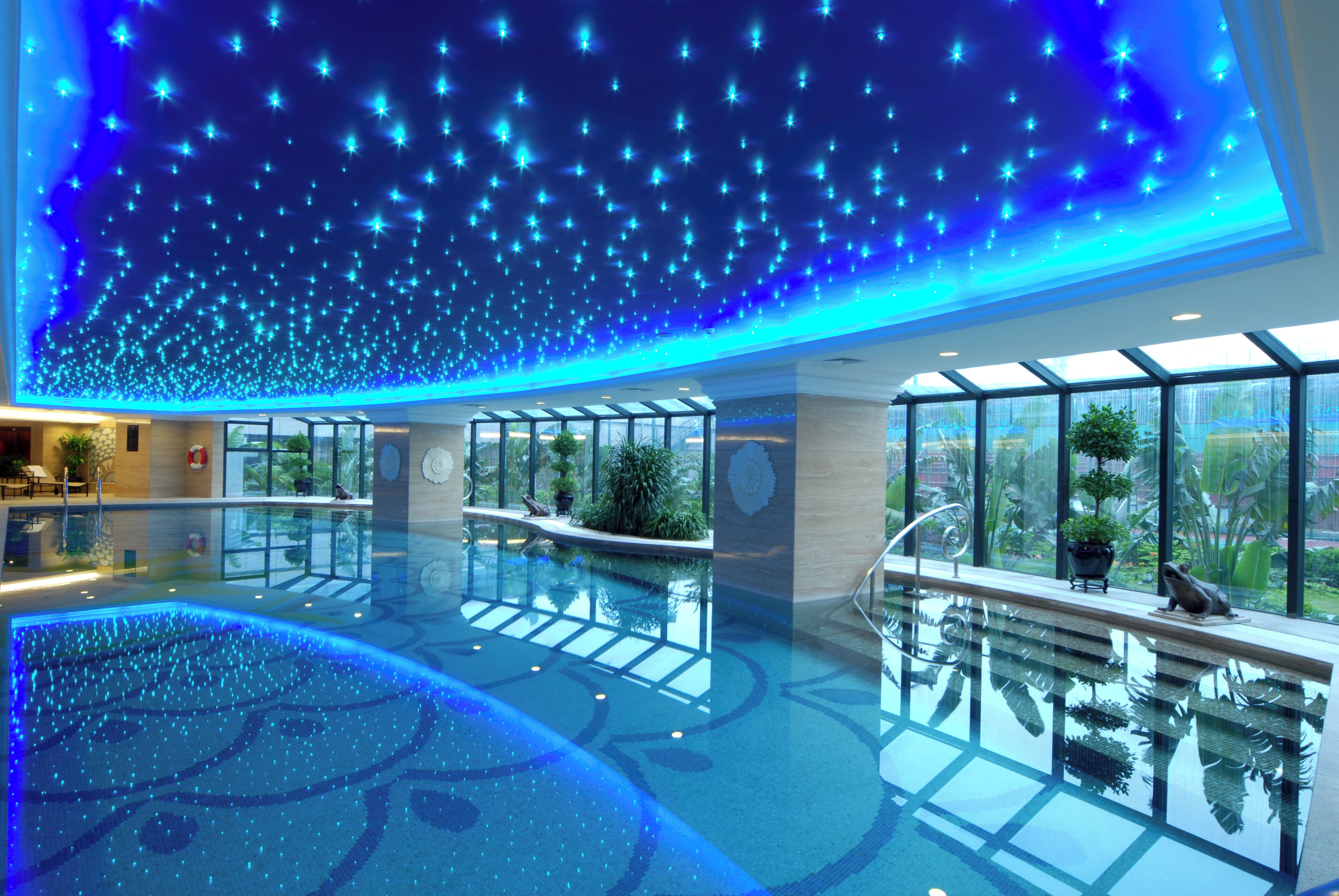 Una piscina cubierta