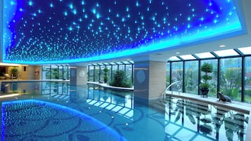 Una piscina cubierta