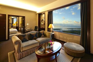 Lakosztály, 1 king (extra méretű) franciaágy, kilátással a városra | Kilátás a szobából