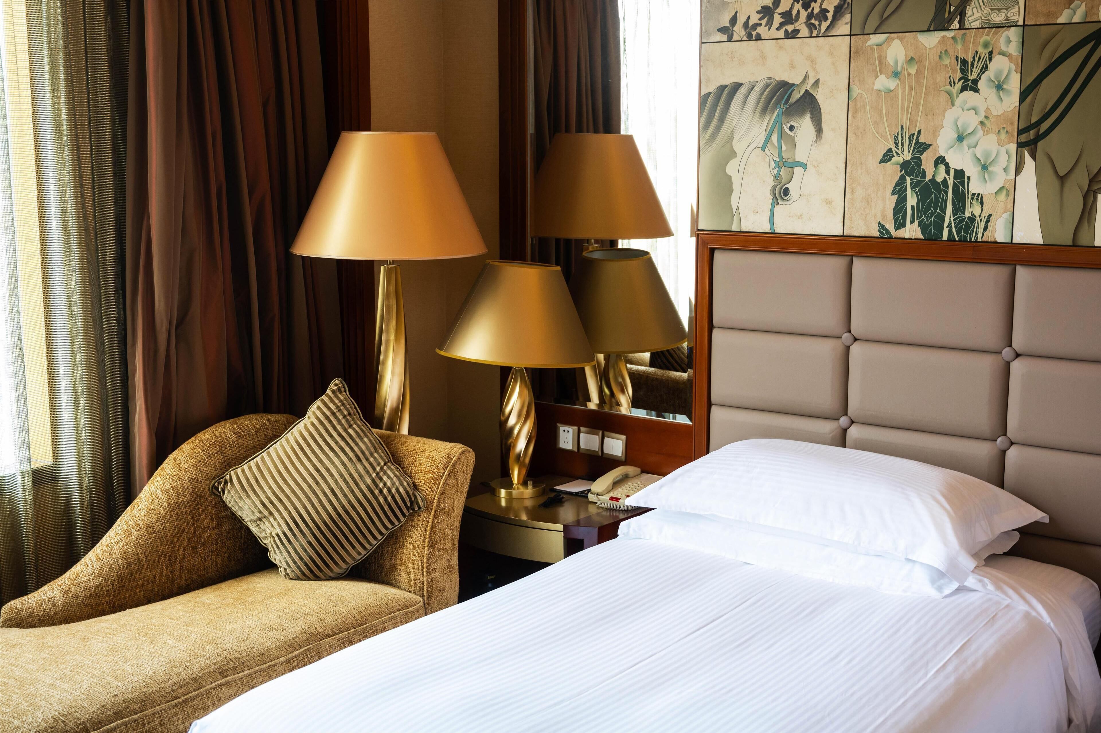 Deluxe kamer, 1 kingsize bed, uitzicht op de stad | Luxe beddengoed, donsdekens, een minibar, een kluis op de kamer