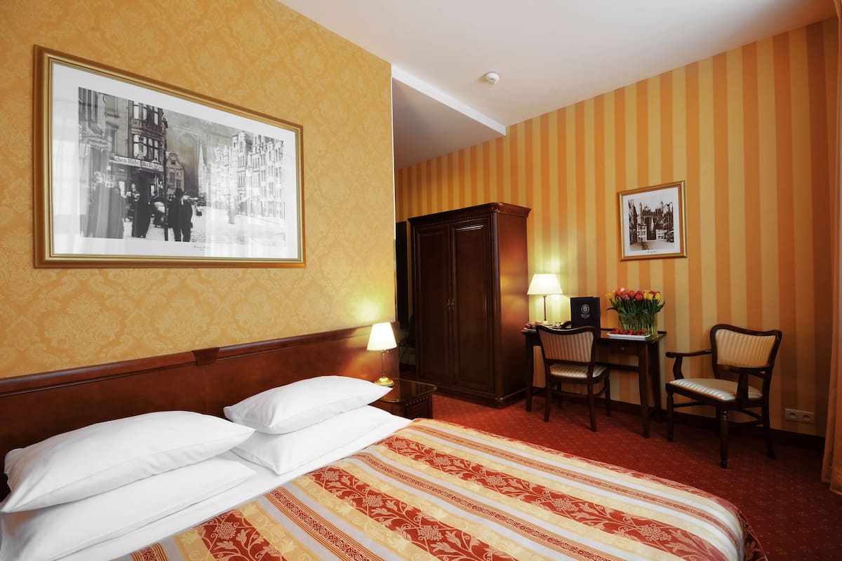 Klassieke tweepersoonskamer, 1 queensize bed | Hypoallergeen beddengoed, een kluis op de kamer, individueel gedecoreerd