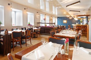 2 restaurants; breakfast, lunch, and dinner served - Hotel Wolne Miasto (Gdansk)