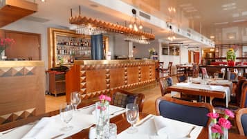 2 restaurants, breakfast, lunch, dinner served; Mexican cuisine