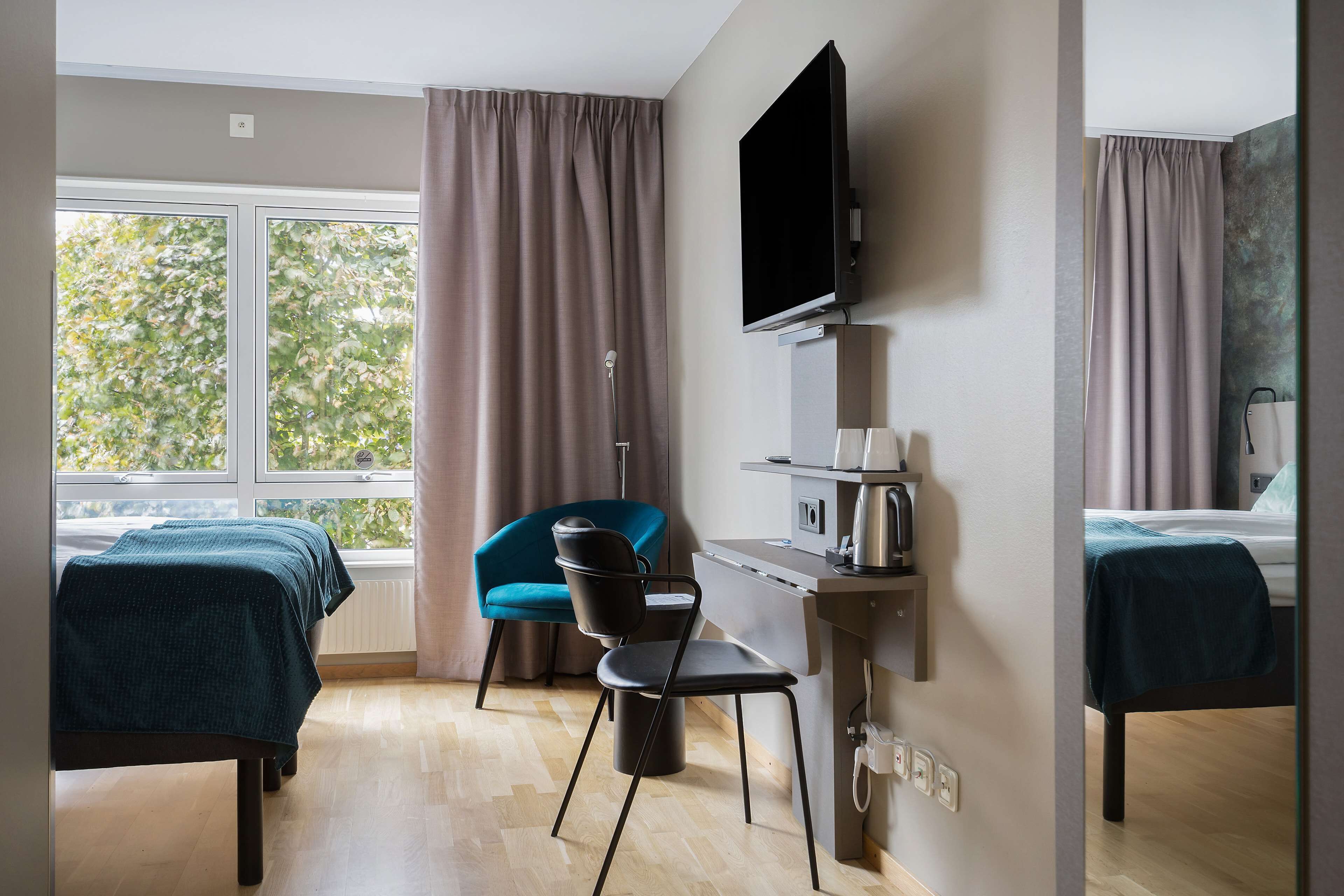 standard room, 1 king bed, non smoking | desk, laptop workspace, blackout curtains, soundproofing