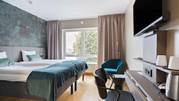 Standard Room, 1 King Bed, Non Smoking | Desk, laptop workspace, blackout drapes, soundproofing