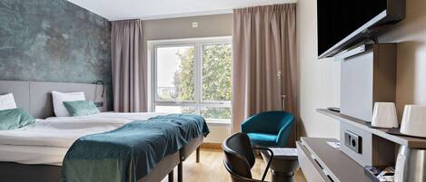 Standard Room, 1 King Bed, Non Smoking | Desk, laptop workspace, blackout curtains, soundproofing