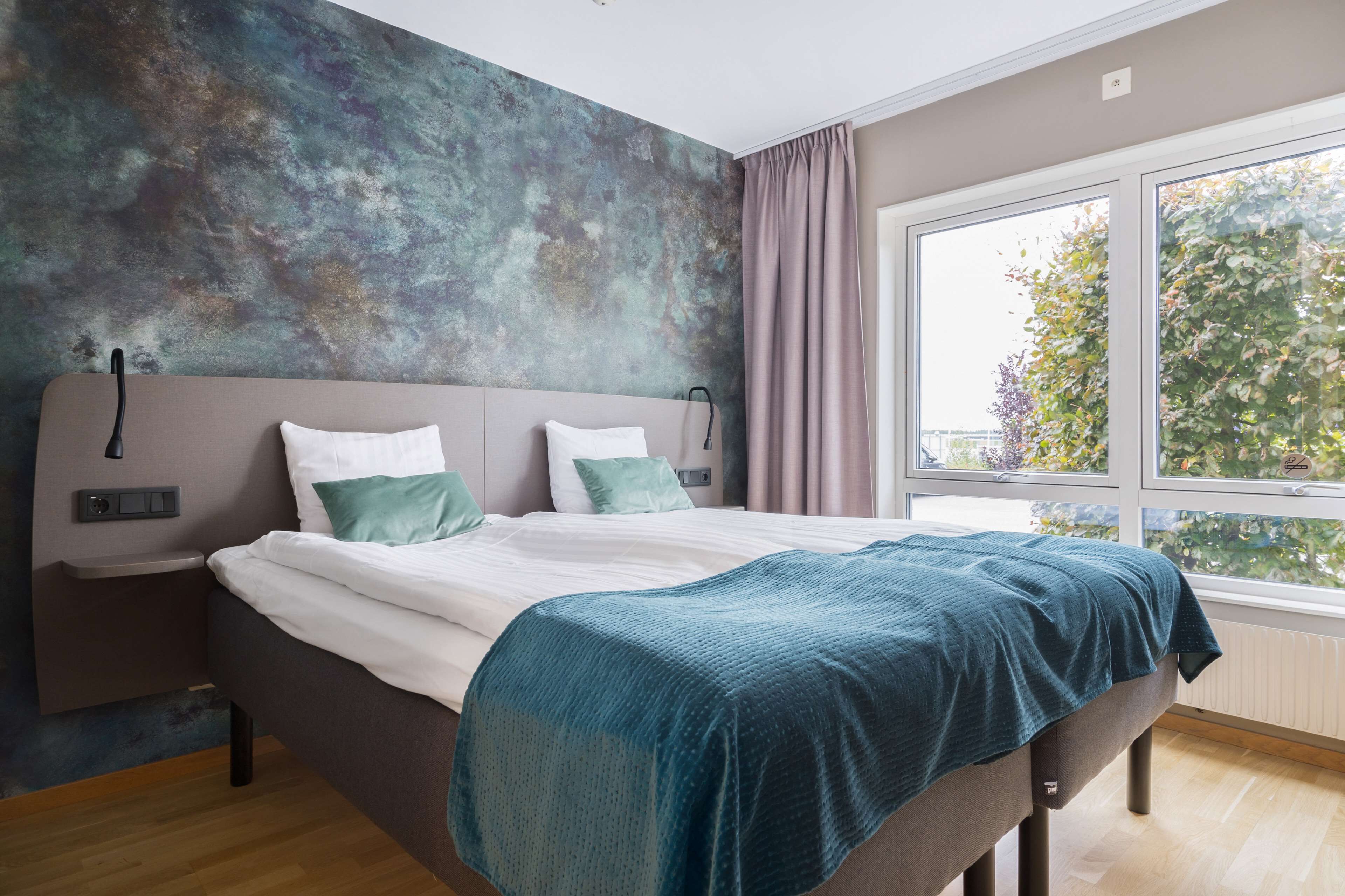 Standard Room, 1 King Bed, Non Smoking | Desk, laptop workspace, blackout curtains, soundproofing