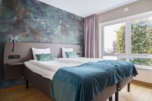 Standard Room, 1 King Bed, Non Smoking | Desk, laptop workspace, blackout drapes, soundproofing