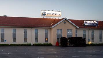 Un Hotel Best Western Vidösten con aparcamiento y restaurante.