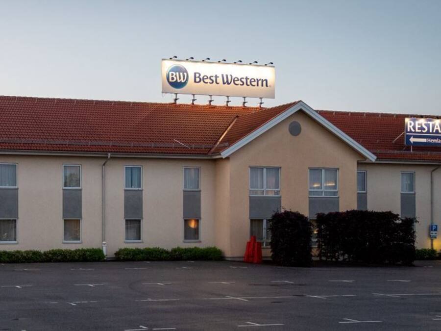 Un Hotel Best Western Vidösten con aparcamiento y restaurante.