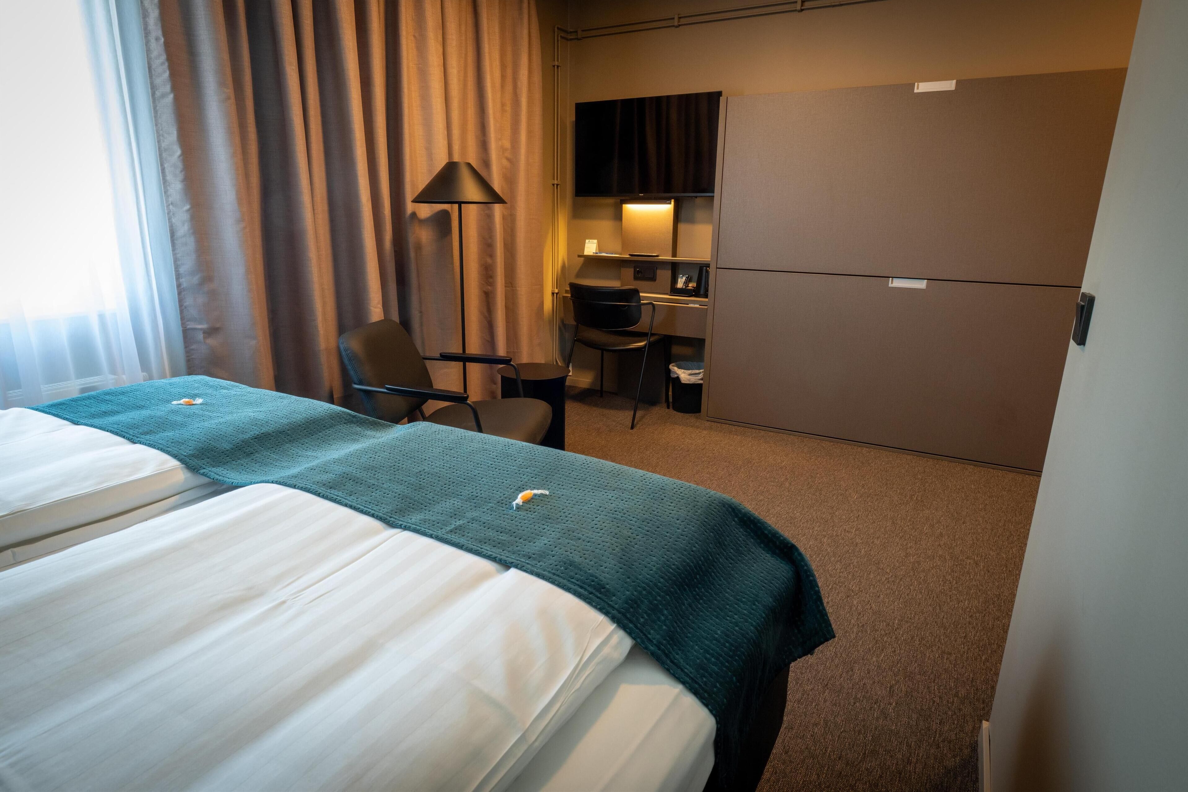 family room, 1 double bed, non smoking | desk, laptop workspace, blackout curtains, soundproofing