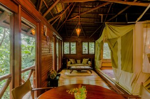 Literie de qualité supérieure, coffres-forts dans les chambres, bureau