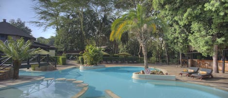 Una piscina al aire libre