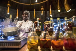 Déjeuner et dîner servis sur place