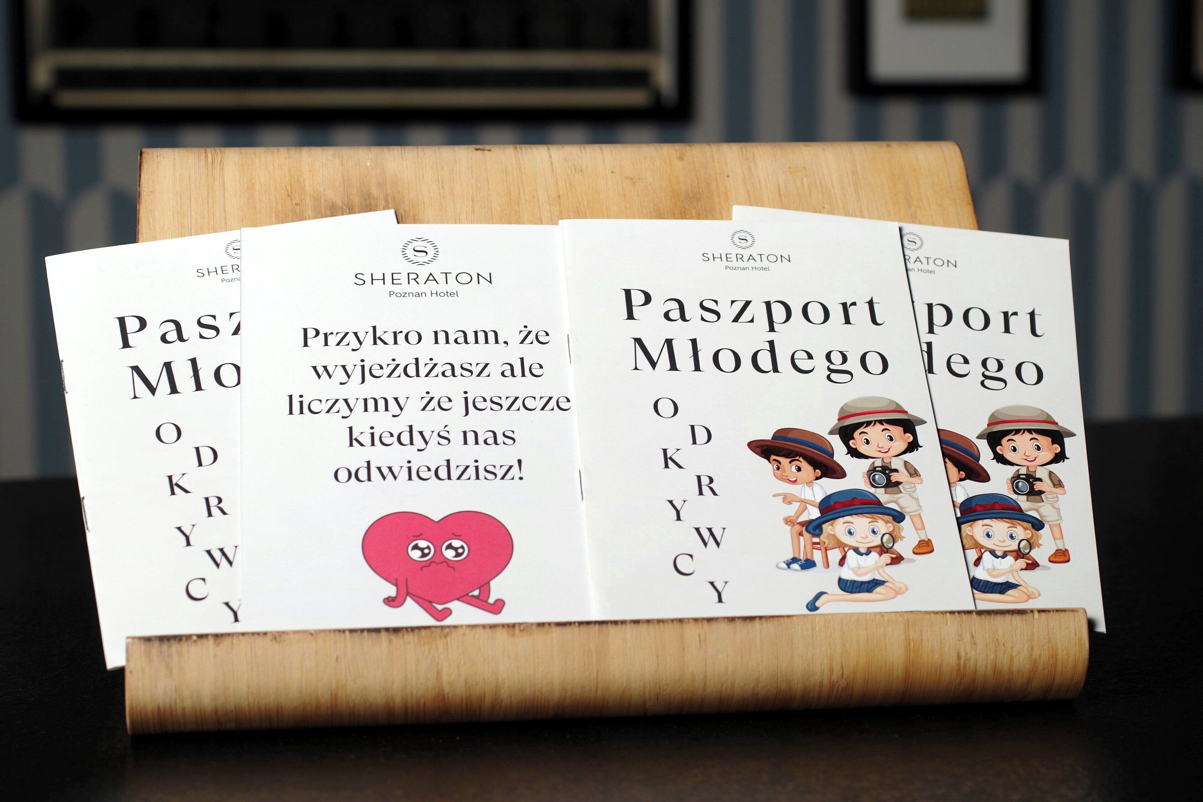 Un conjunto de folletos del Hotel Sheraton Poznan, con texto e ilustraciones de personajes caricaturescos.