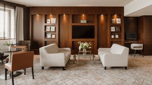 Ein modernes Wohnzimmer mit zwei Sofas, einem Couchtisch und einer TV-Wand.