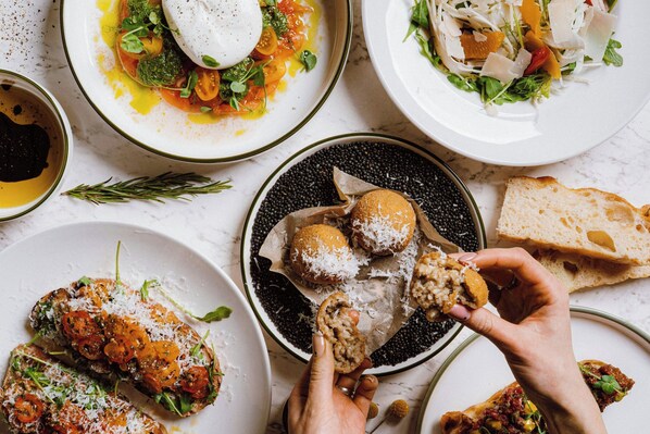 2 restaurants, breakfast served