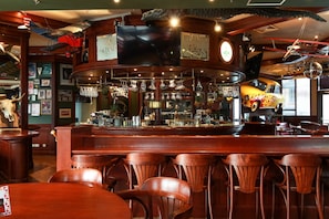 2 restaurants, serveren ontbijt