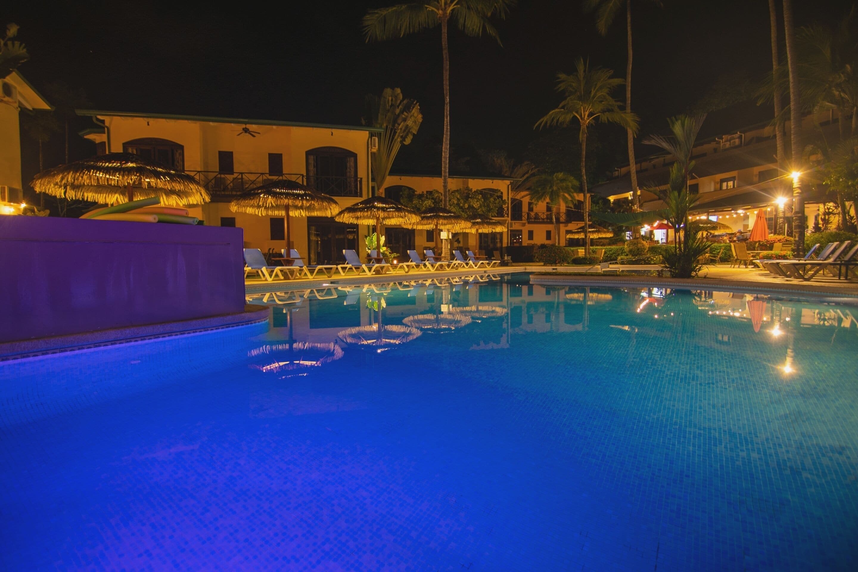 Piscina all'aperto, ombrelloni da piscina, lettini