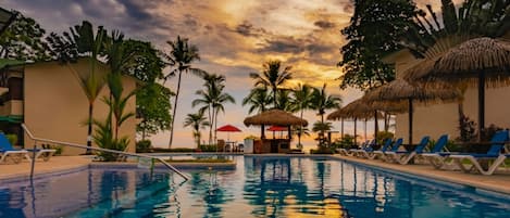 Piscine extérieure, parasols de plage, chaises longues