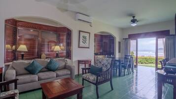 Ocean Front 2 Bedroom Condo | Oleskelualue | Taulutelevisio