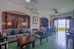 Ocean Front 2 Bedroom Condo | Oppholdsområde | Flatskjerm-TV