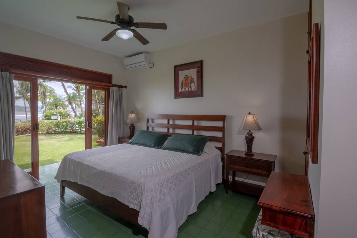 Ocean Front 2 Bedroom Condo | 高級寢具、房內夾萬、手提電腦工作空間、熨斗/熨衫板