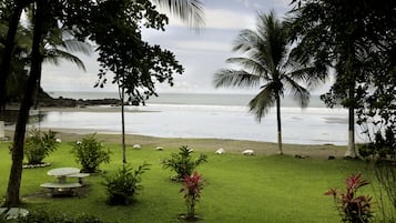 En la playa, camastros, sombrillas y toallas de playa