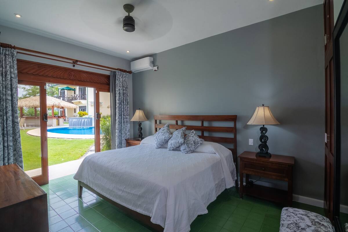 Pool View 2 Bedroom Condo | 高級寢具、房內夾萬、手提電腦工作空間、熨斗/熨衫板