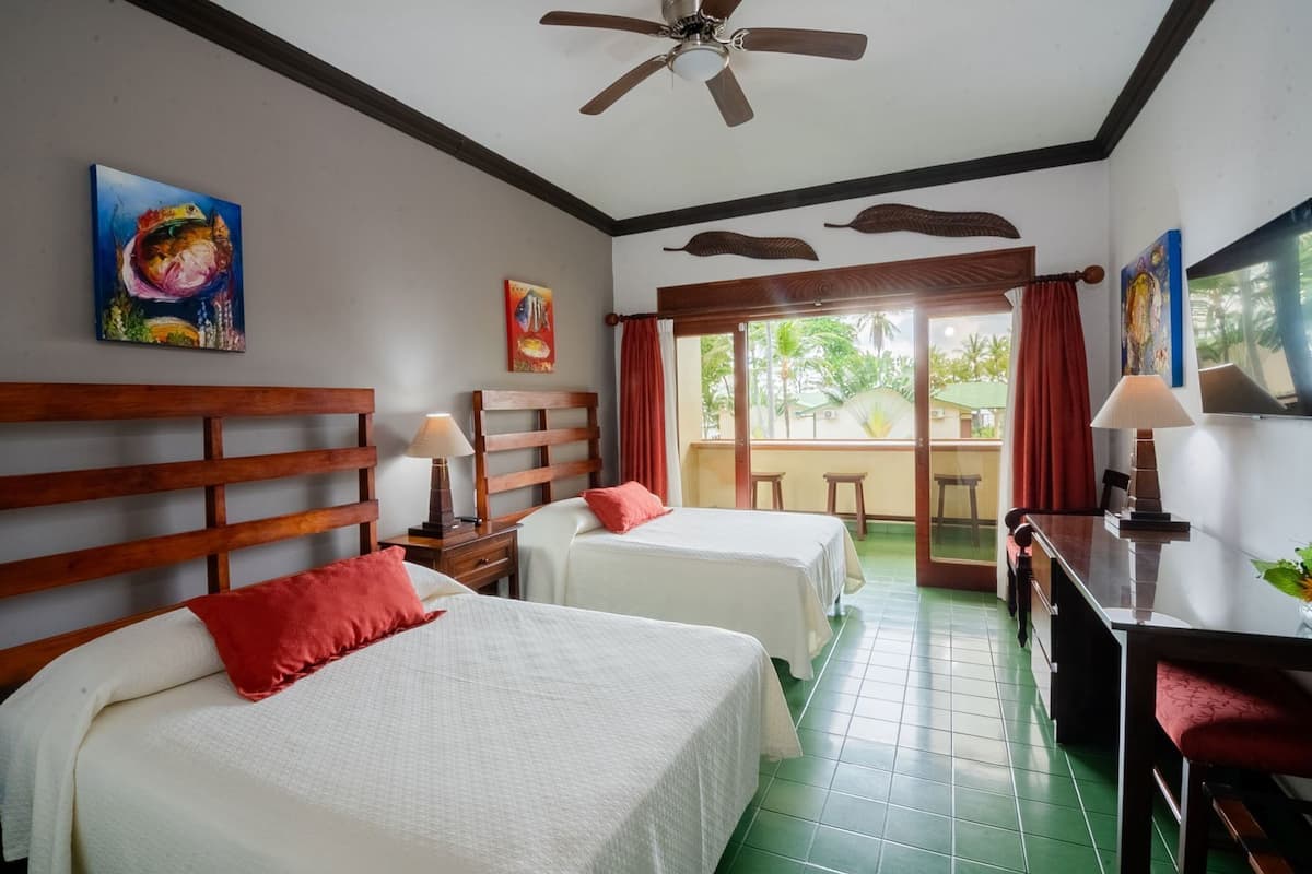 Bộ đồ giường cao cấp, két bảo mật tại phòng, trang trí khác biệt