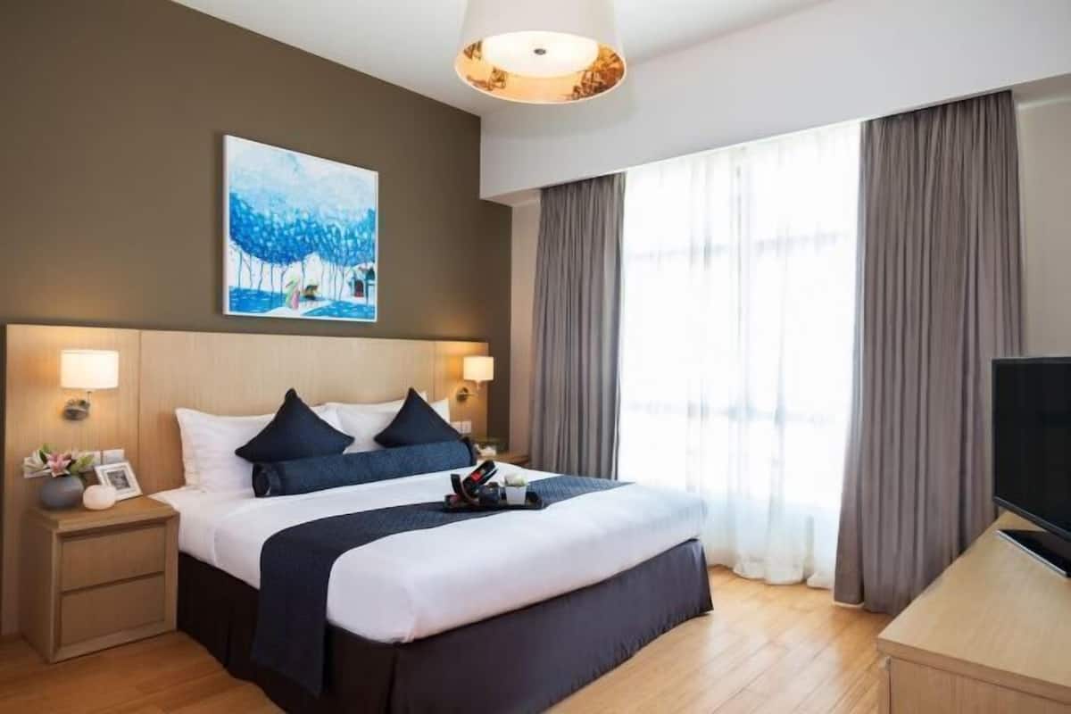 3 bedrooms, in-room safe, iron/ironing board, free WiFi
