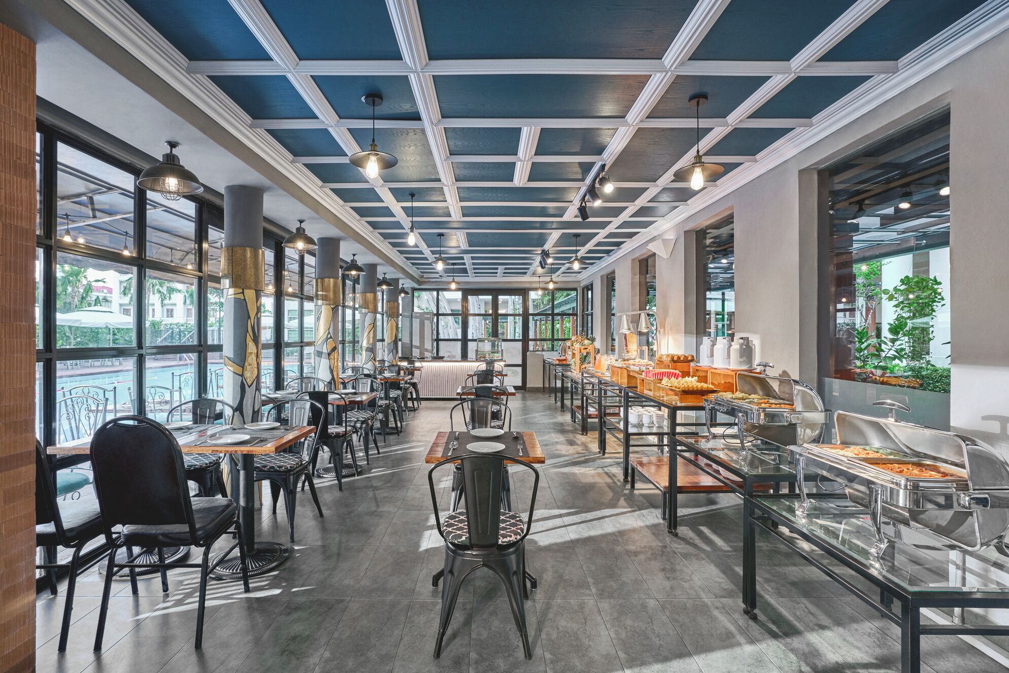 Daily buffet breakfast (VND 250000 per person)