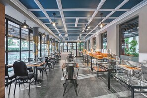 Dagelijks ontbijtbuffet (VND 250000 per persoon)