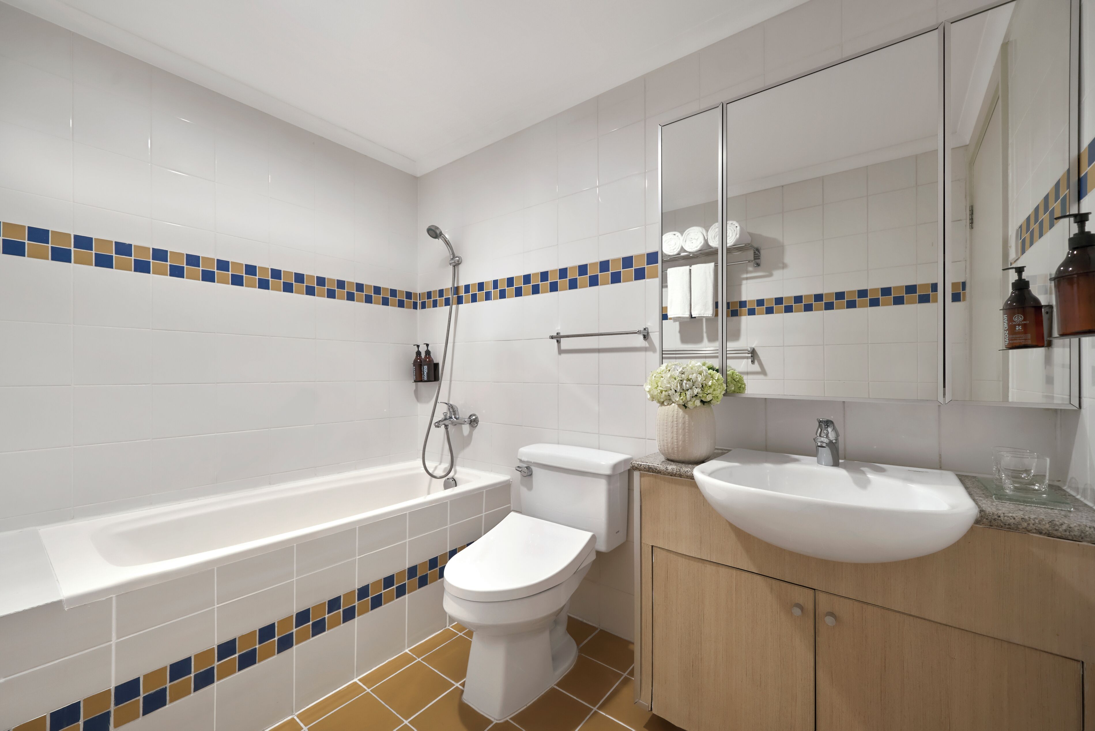 Une salle de bain avec une baignoire, des toilettes, un lavabo et un miroir.
