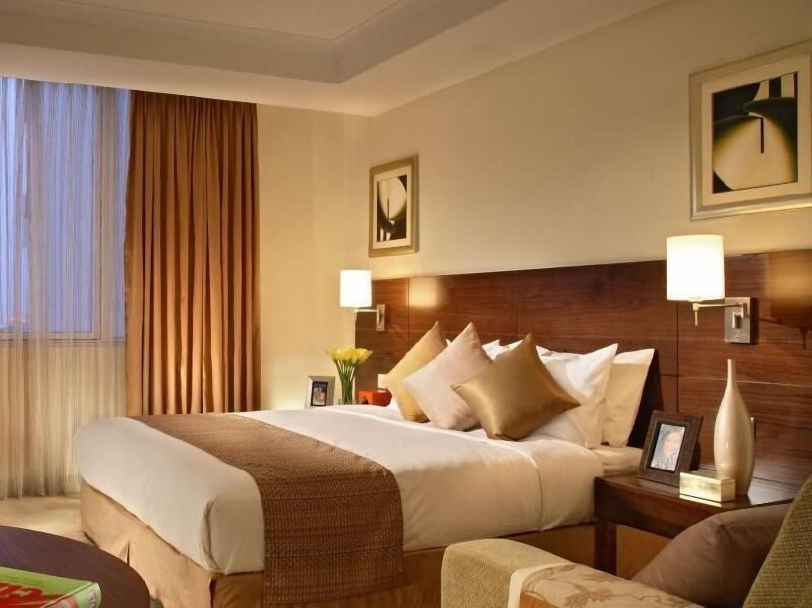 迷你吧、客房内保险箱、办公桌、熨斗/熨衣板