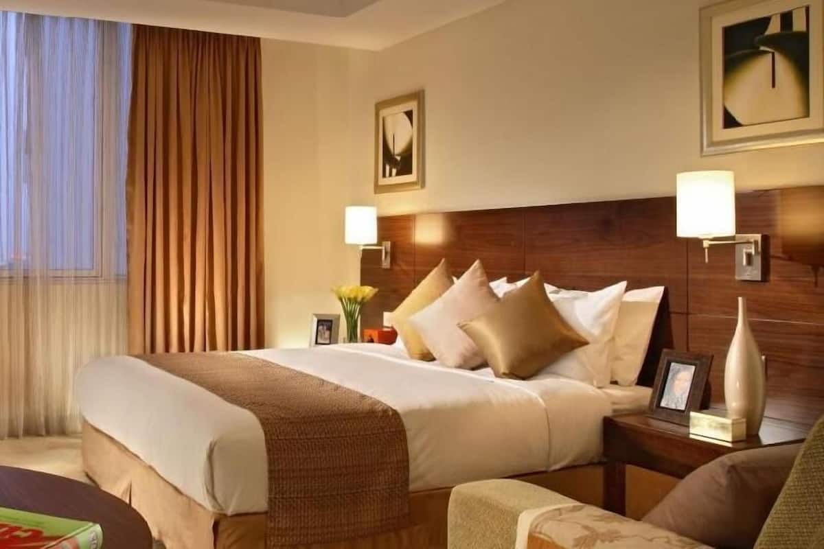 Minibar, caja de seguridad en la habitación y escritorio