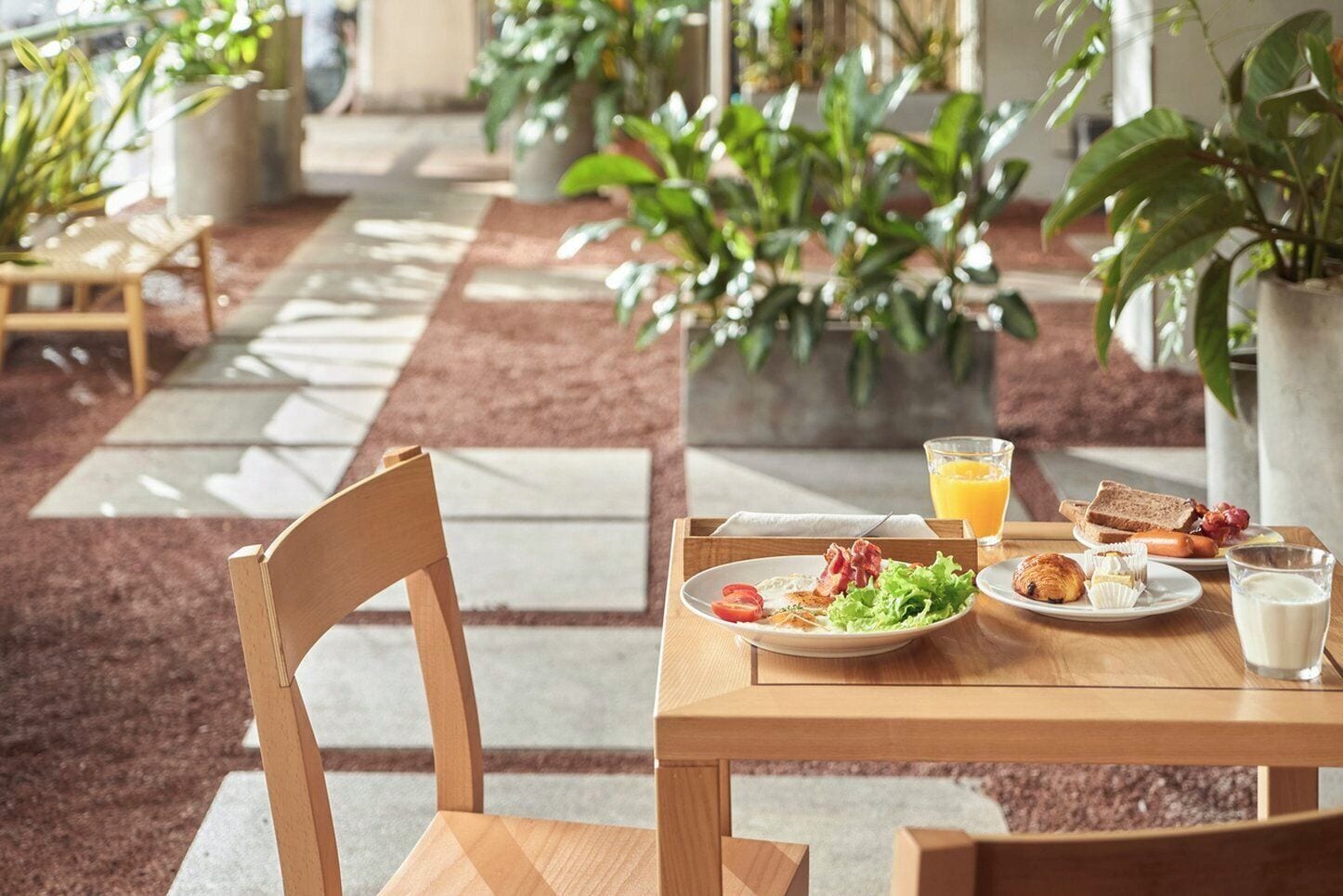 Phục vụ bữa sáng, bữa trưa và bữa tối 