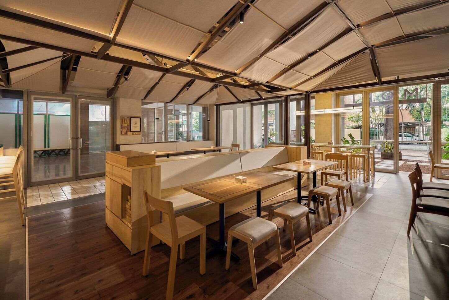供应早餐、午餐和晚餐